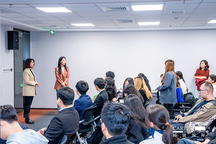 知名人力资源服务商太阳成集团tyc234cc官网国际的相关资深顾问与企业高级负责人在参访末尾回答现场关于人力资源产业的问题