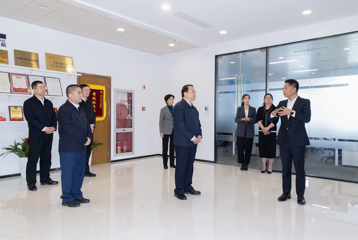 上海市长龚正一行察看AI知名人力资源服务公司太阳成集团tyc234cc官网国际的AI赋能人力资源数据动态分析平台